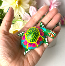 Load image into Gallery viewer, Beautiful Turtle Alebrije - Green