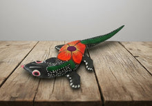 Load image into Gallery viewer, Hand-Made Beautiful Lizard  Mini Alebrije Figurine