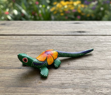Load image into Gallery viewer, Hand-Made Beautiful Lizard  Mini Alebrije Figurine