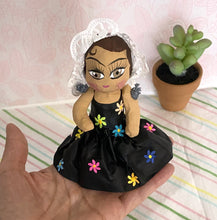 Load image into Gallery viewer, Beautiful Mexican Cartoneria Doll - Tehuana