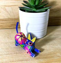 Load image into Gallery viewer, Authentic Mexican Cat Alebrije/Hand-Made