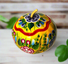 Load image into Gallery viewer, Beatiful Painted Gourd /Jewelry Box from Olinalá - Yellow