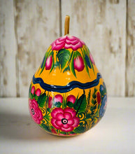 Load image into Gallery viewer, Beatiful Decorated Gourd from Olinalá - Yellow