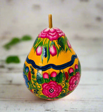 Load image into Gallery viewer, Beatiful Decorated Gourd from Olinalá - Yellow