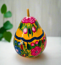 Load image into Gallery viewer, Beatiful Decorated Gourd from Olinalá - Yellow