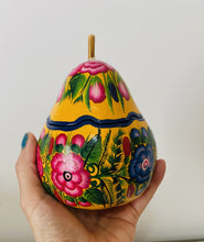 Load image into Gallery viewer, Beatiful Decorated Gourd from Olinalá - Yellow