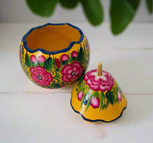 Load image into Gallery viewer, Beatiful Decorated Gourd from Olinalá - Yellow