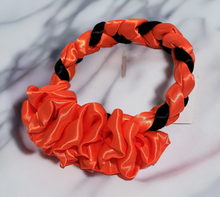 Load image into Gallery viewer, Braided Headband With Ruffles/Trenza Istmeña (Frida Style)