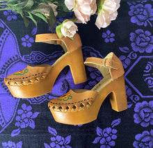 Load image into Gallery viewer, Chunky Heel Mexican Wedges with Sunflower Design (Honey Color)