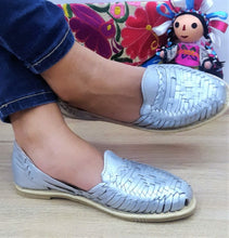 Load image into Gallery viewer, Artisan Mexican Leather Huaraches (Silver)