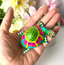 Load image into Gallery viewer, Beautiful Turtle Alebrije - Green
