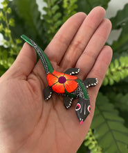 Load image into Gallery viewer, Hand-Made Beautiful Lizard  Mini Alebrije Figurine
