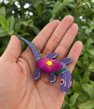 Load image into Gallery viewer, Hand-Made Beautiful Lizard  Mini Alebrije Figurine
