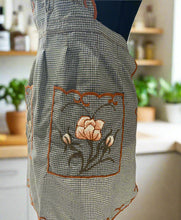 Load image into Gallery viewer, Beatiful Artisanal Apron with Delicate Embroidery (S/M) - Green/Shedron
