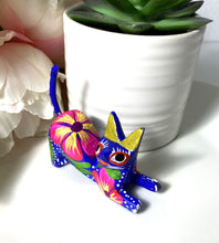 Load image into Gallery viewer, Authentic Mexican Cat Alebrije/Hand-Made
